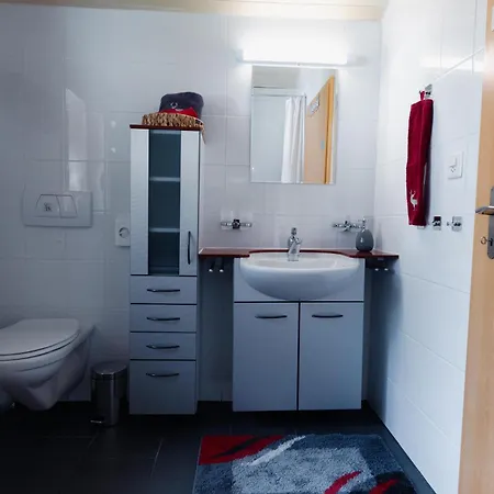 Regenbogen Familienapartment Mit Indoor-rutschbahn & Spieloase An Der Fussgaengerzone